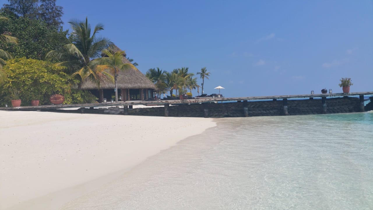 Blick auf den Landungssteg und die Bar im hintergr Komandoo Island Resort & Spa - Adults only