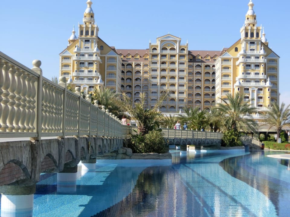 Blick vom Pool zum Hotel Royal Holiday Palace