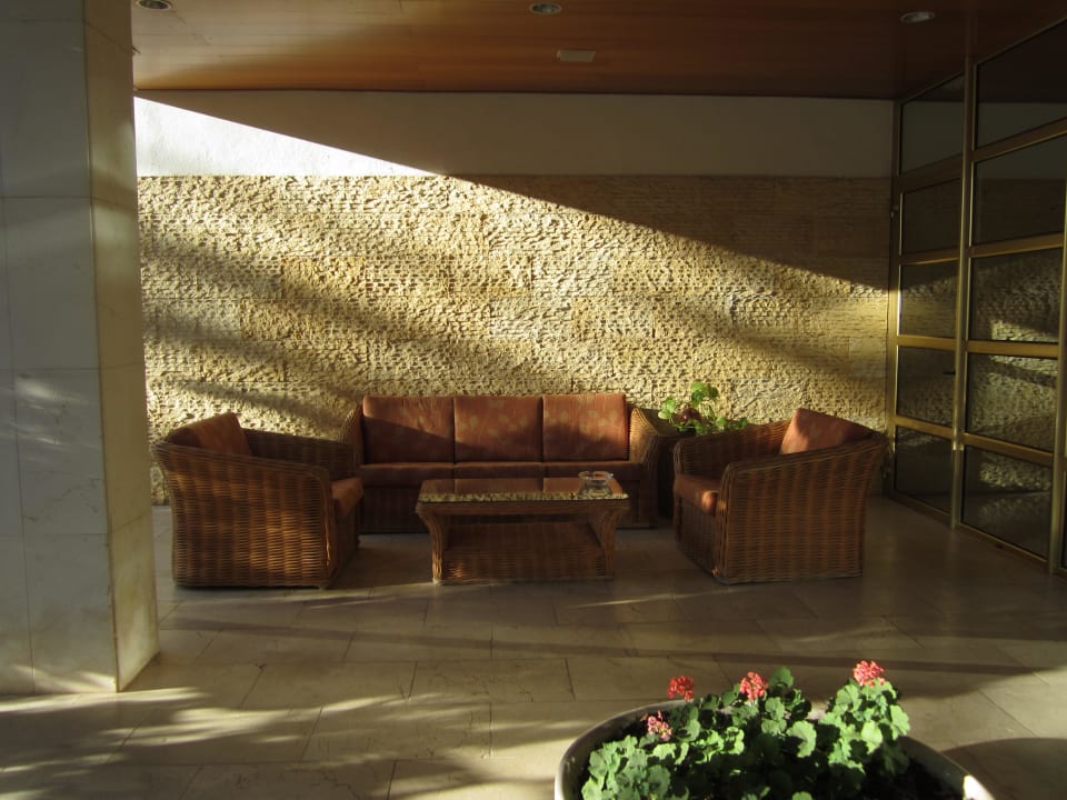 Sitzmöglichkeit am Eingang des Hotels CM Playa del Moro