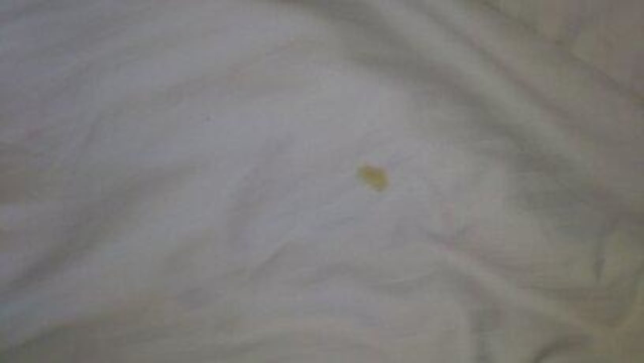 Fleck unbekannter Art auf anderer Bettdecke The Tawana Bangkok