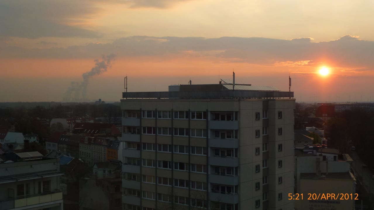 Sonnenaufgang, im Hintergrund Kraftwerk Jänschwalde Lindner Hotel Cottbus