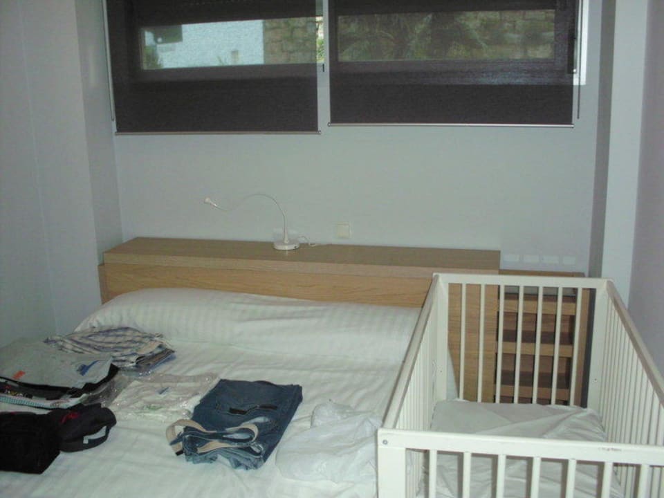 Elternschlafzimmer mit Kinderbett Apartments Cala Lucia