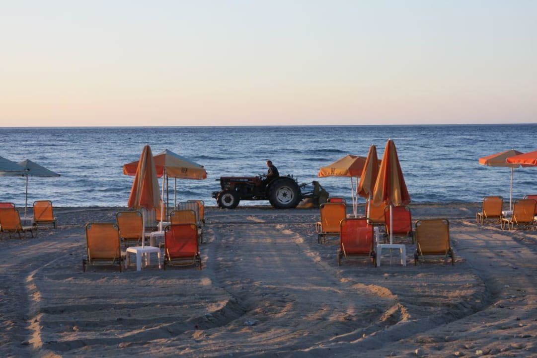 der "Traktormann" Dimitrios Village Beach Resort