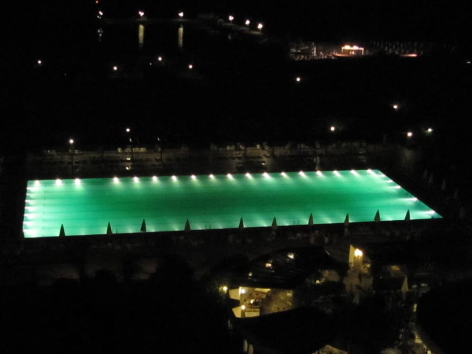 Abendlicher Poolblick Hotel Athos Palace