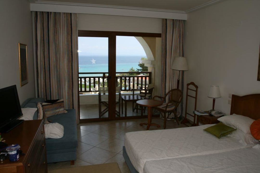 Großes Zimmer der Juniorsuite mit Balkon Aegean Melathron Thalasso Spa Hotel