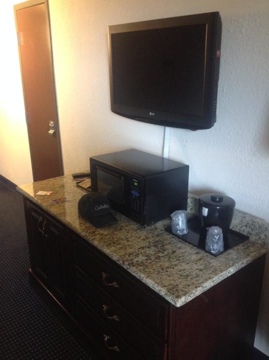 TV, Kühlschrank und Mikrowelle Hotel Quality Inn Schaumburg