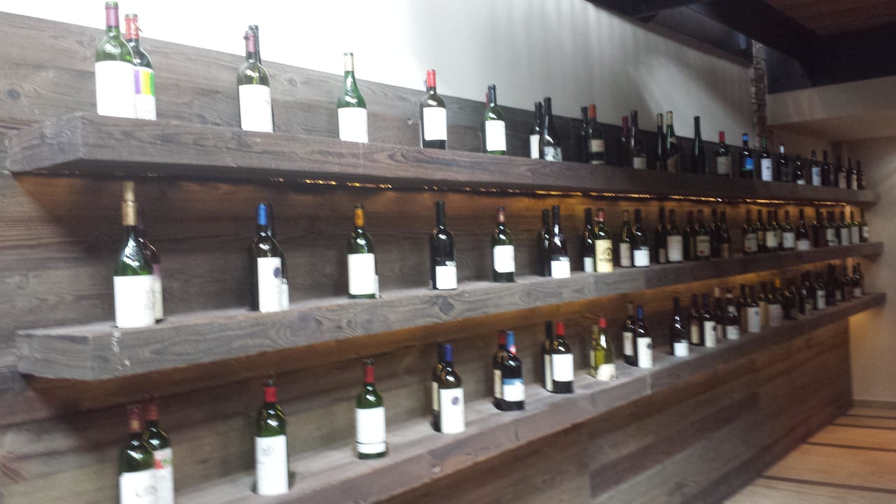 Weinsammlung vor dem Restaurant Falkensteiner Hotel Sonnenalpe