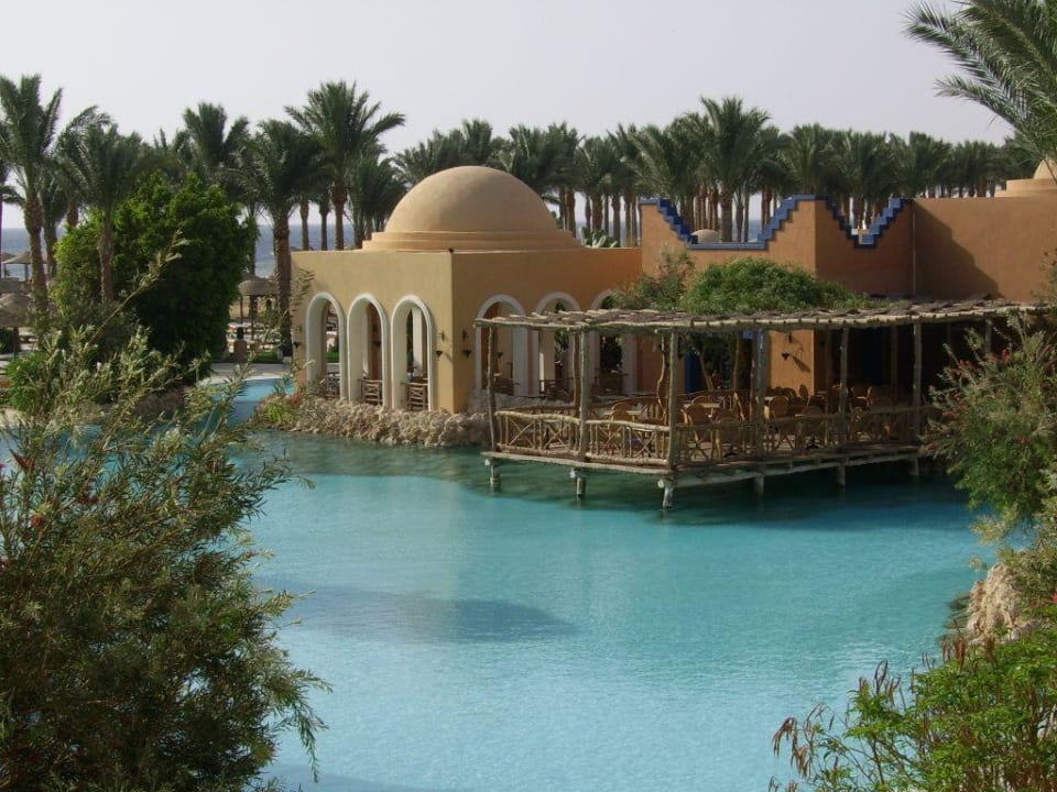 Blick auf den Pool mit dem Island- Restaurant Grand Makadi