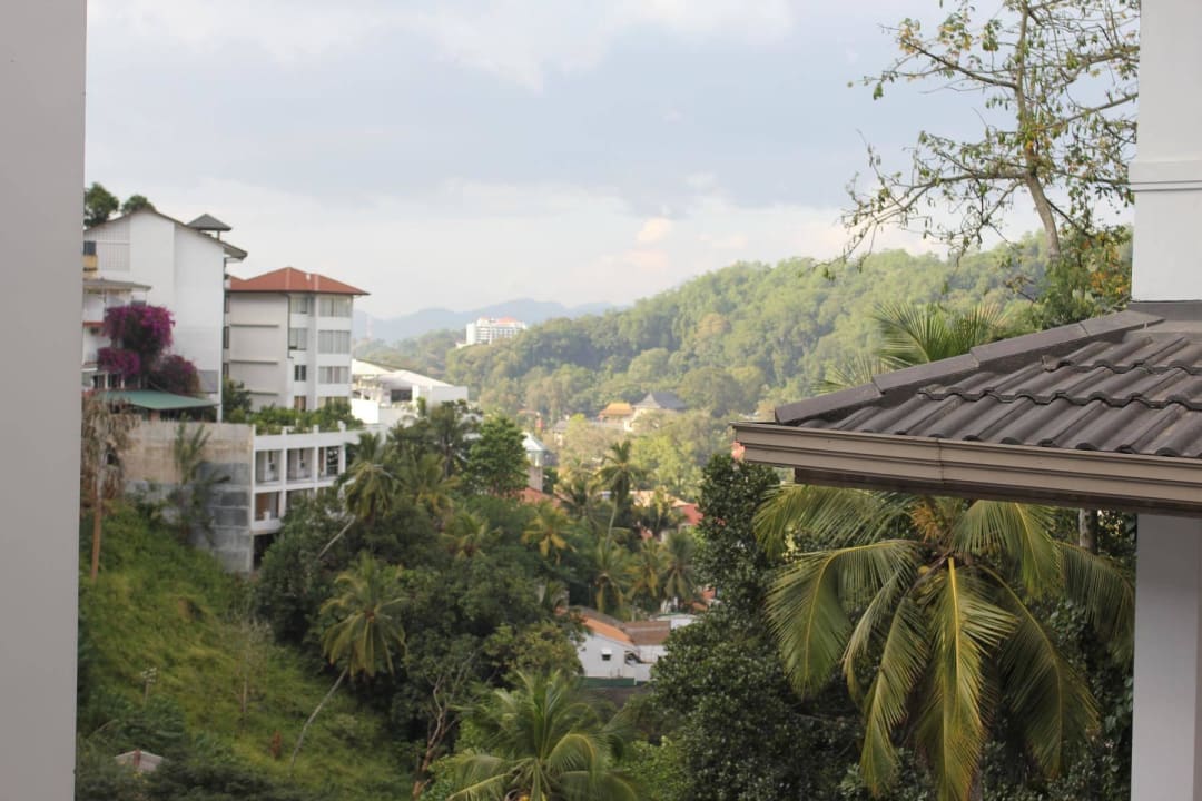 Blick auf die Stadt im Tal Oak Ray Serene Garden Hotel
