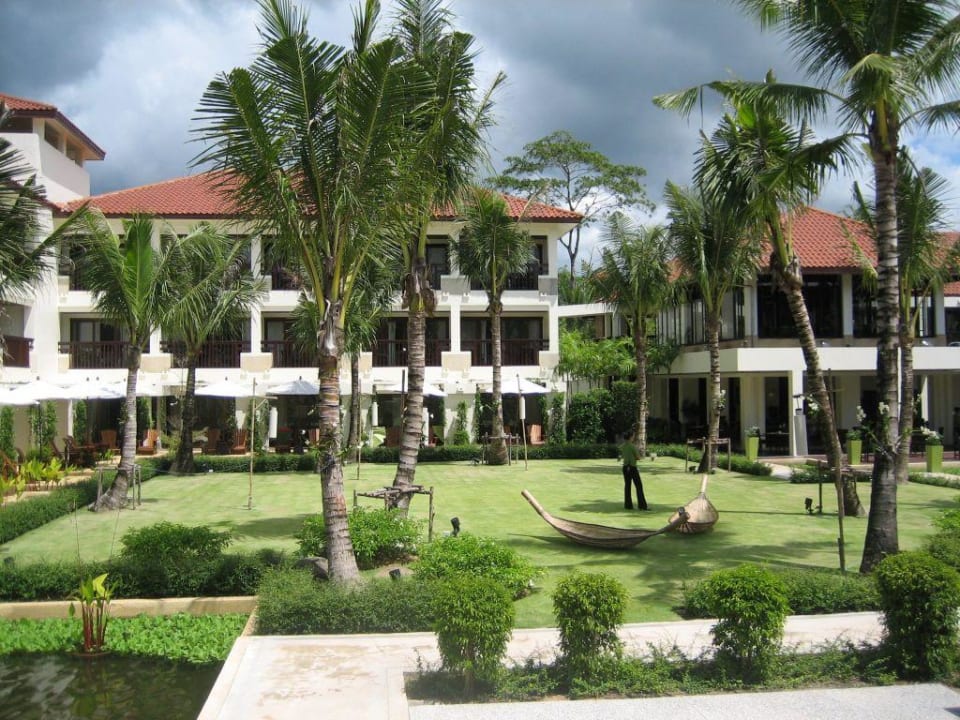 Hotelanlage vom Pool aus gesehen The Briza Beach Resort Khaolak