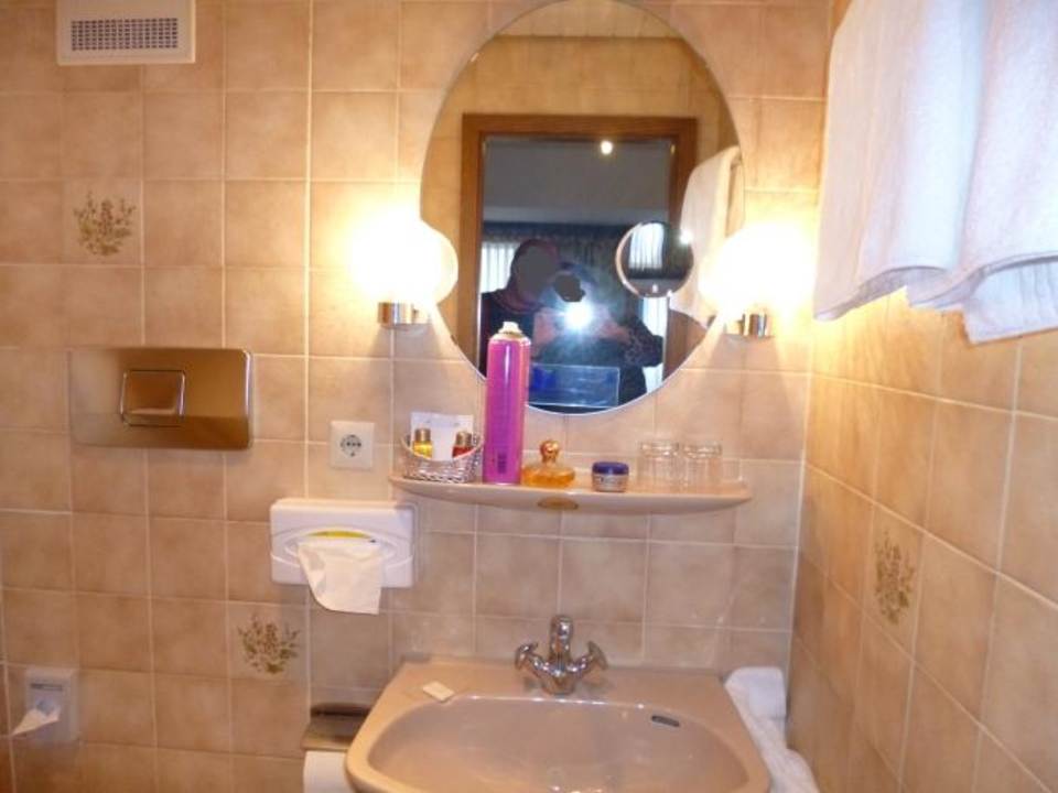 Unrenoviertes Zimmer im 2.OG Flair Hotel Vier Jahreszeiten