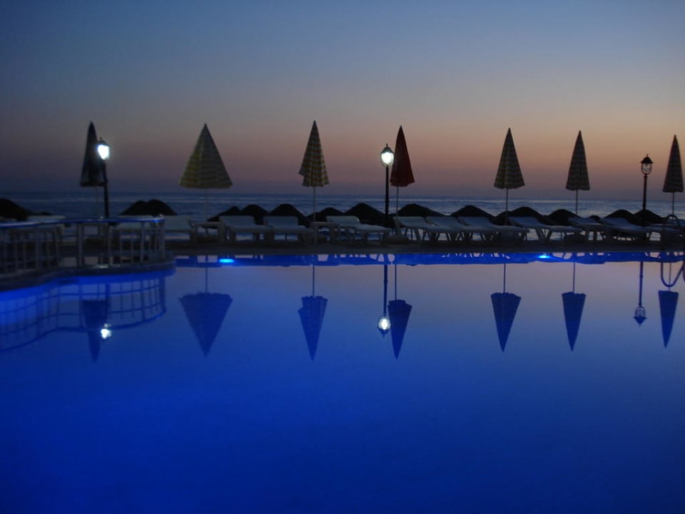 Basen nocą Aska Hotel Just in Beach