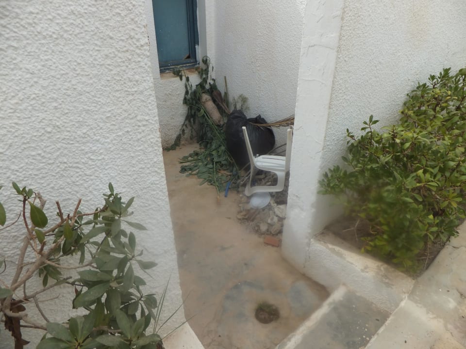 Ab mit dem Zeug in die Ecke Hotel El Mouradi Djerba Menzel