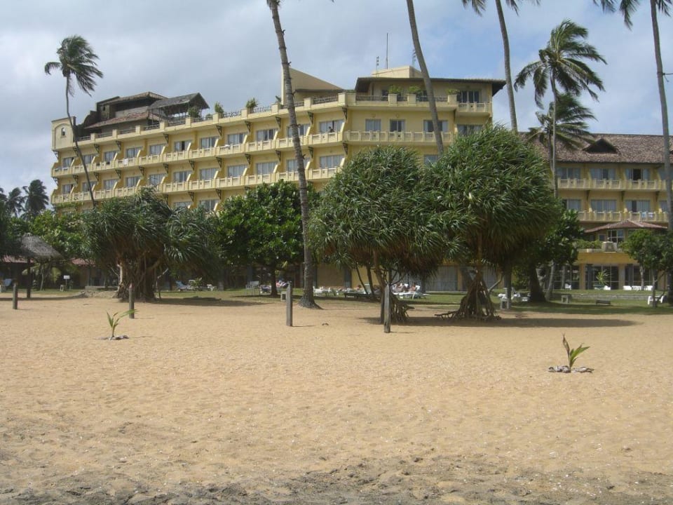 Blick vom Strand zum Hotel Turyaa Kalutara