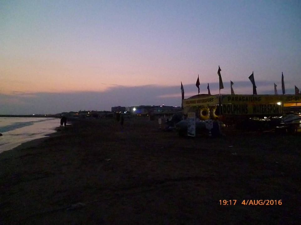 Am Abend Well Palace Side