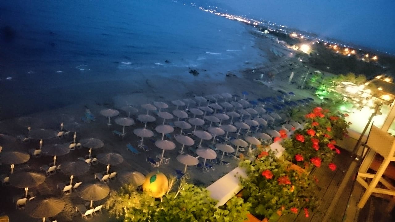 Abendlicher Ausblick von der Bar auf dem Dach Hotel Corissia Princess