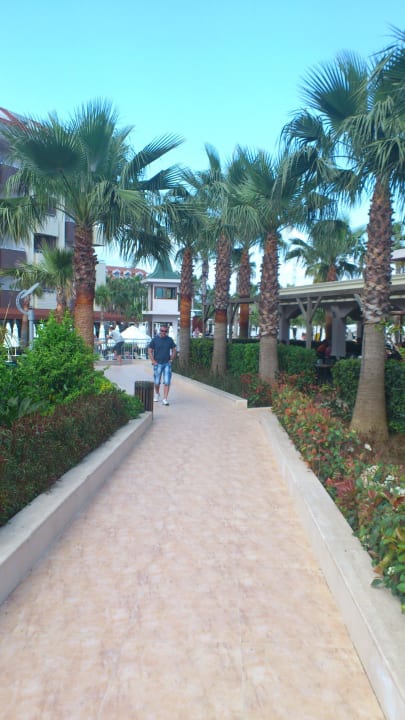 Weg vom Strand zum Restaurant Hane Family Resort