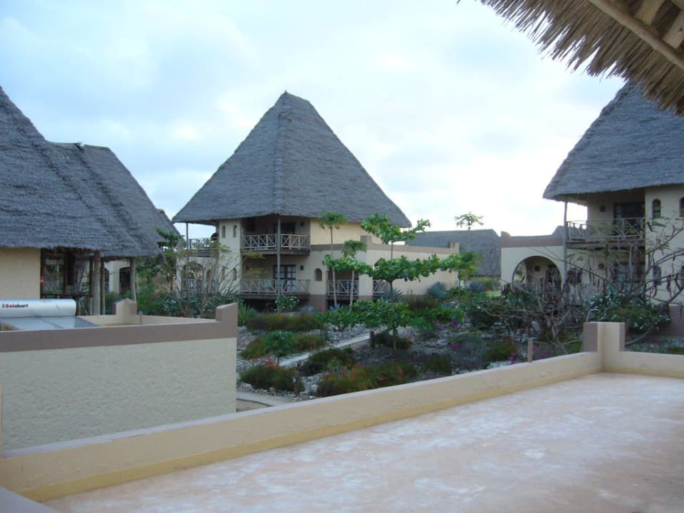 Die Bungalows hinter unserem Neptune Pwani Beach Resort & Spa