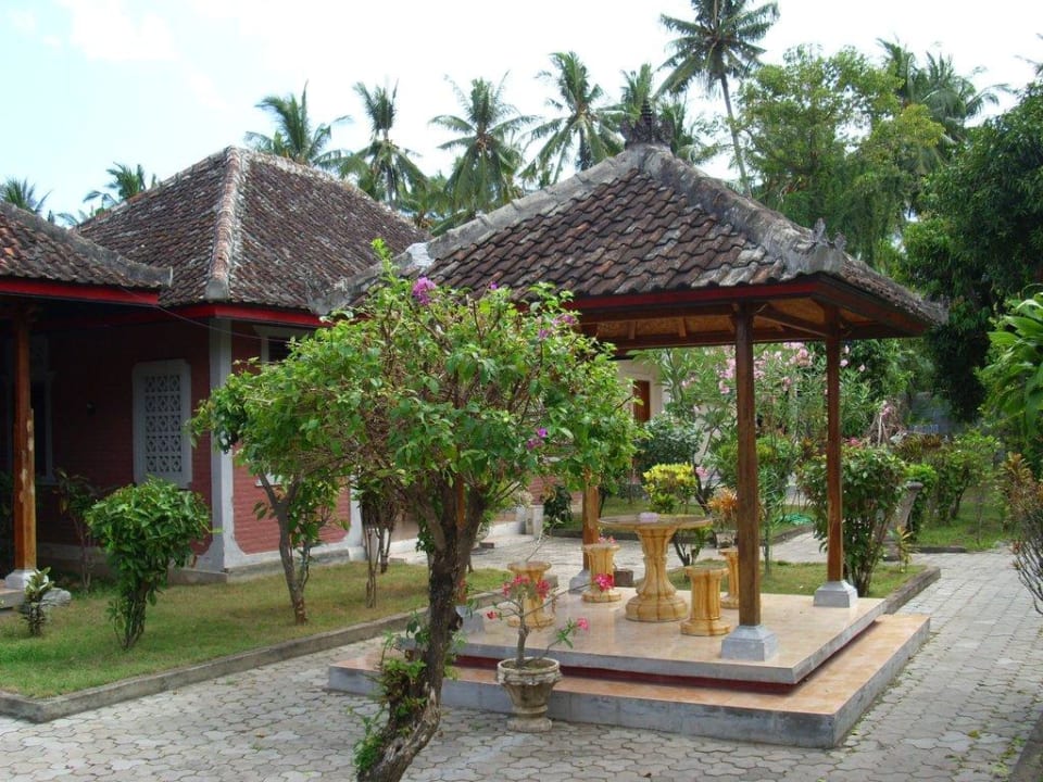 Sitzgruppe im Garten Hotel Indra Pura