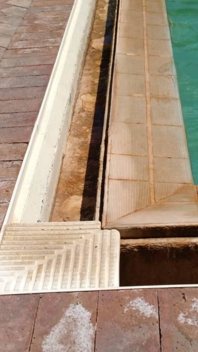 Defekte Umrandung 1 Hotel Imperamare