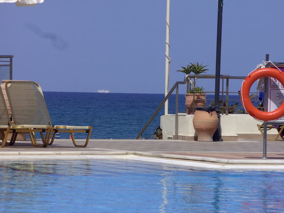 Blick vom Pool auf's Meer Hydramis Palace Beach Resort