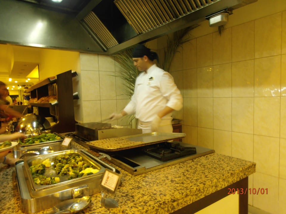 Mehmet makes dinner Hotel Aslan City Kleopatra