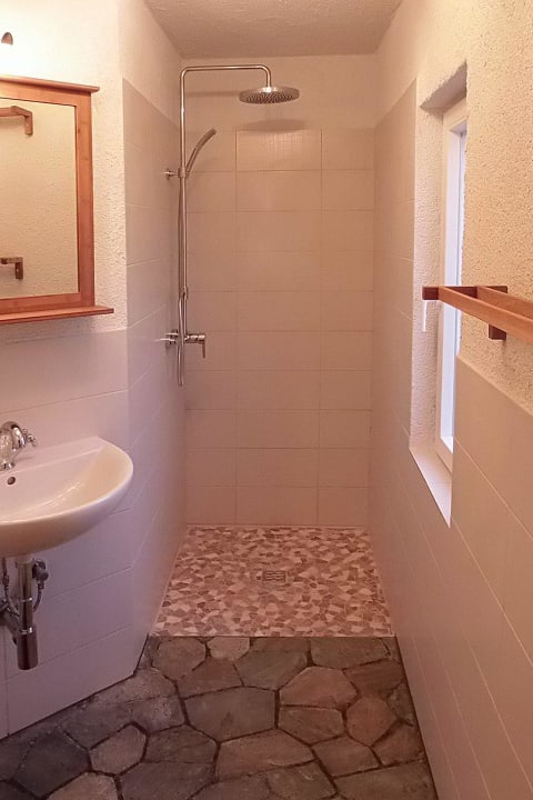 Badezimmer mit Dusche Ferienhütte Zedernschindl Hittn