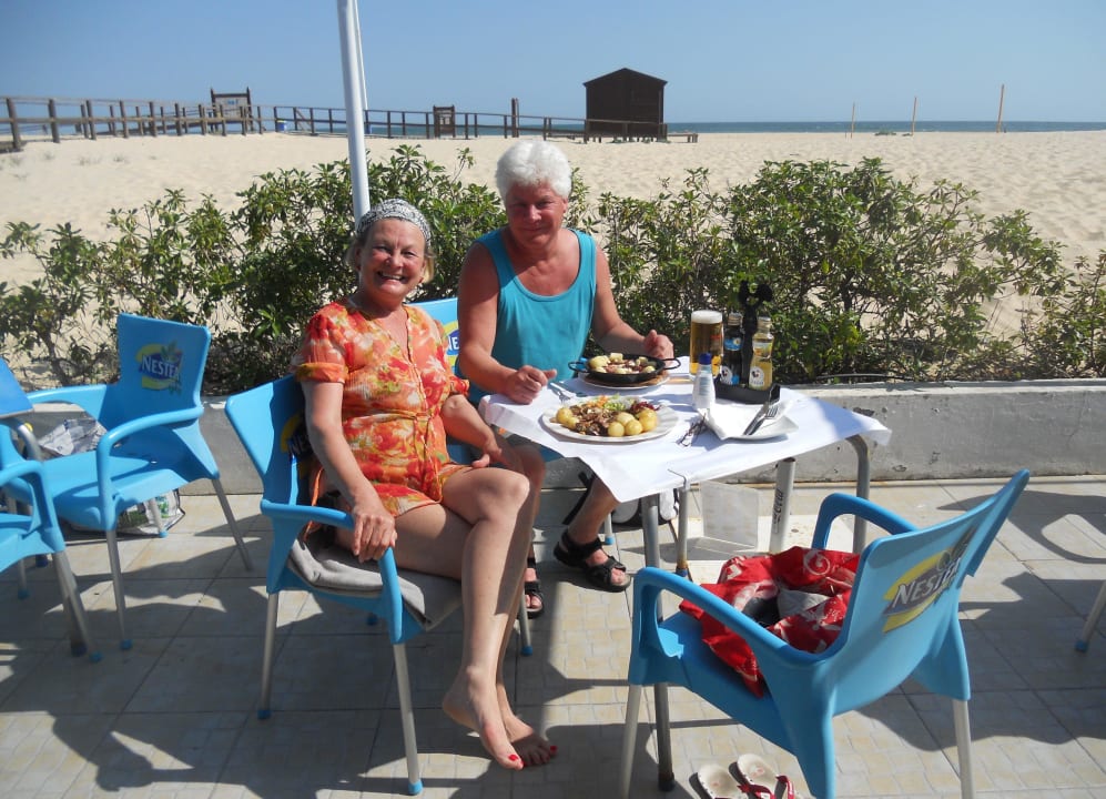 Strandrestaurant 100 mtr neben dem Hotelstrand.  Ozadi Altura Beach Resort