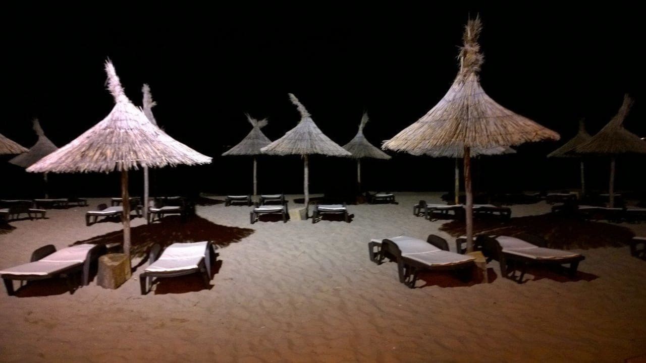 Liegen von der Strandbar Blue Orange Beach Resort