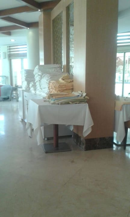 Lagerung frische Tischdecken mitten im Restaurant TUI BLUE Xanthe