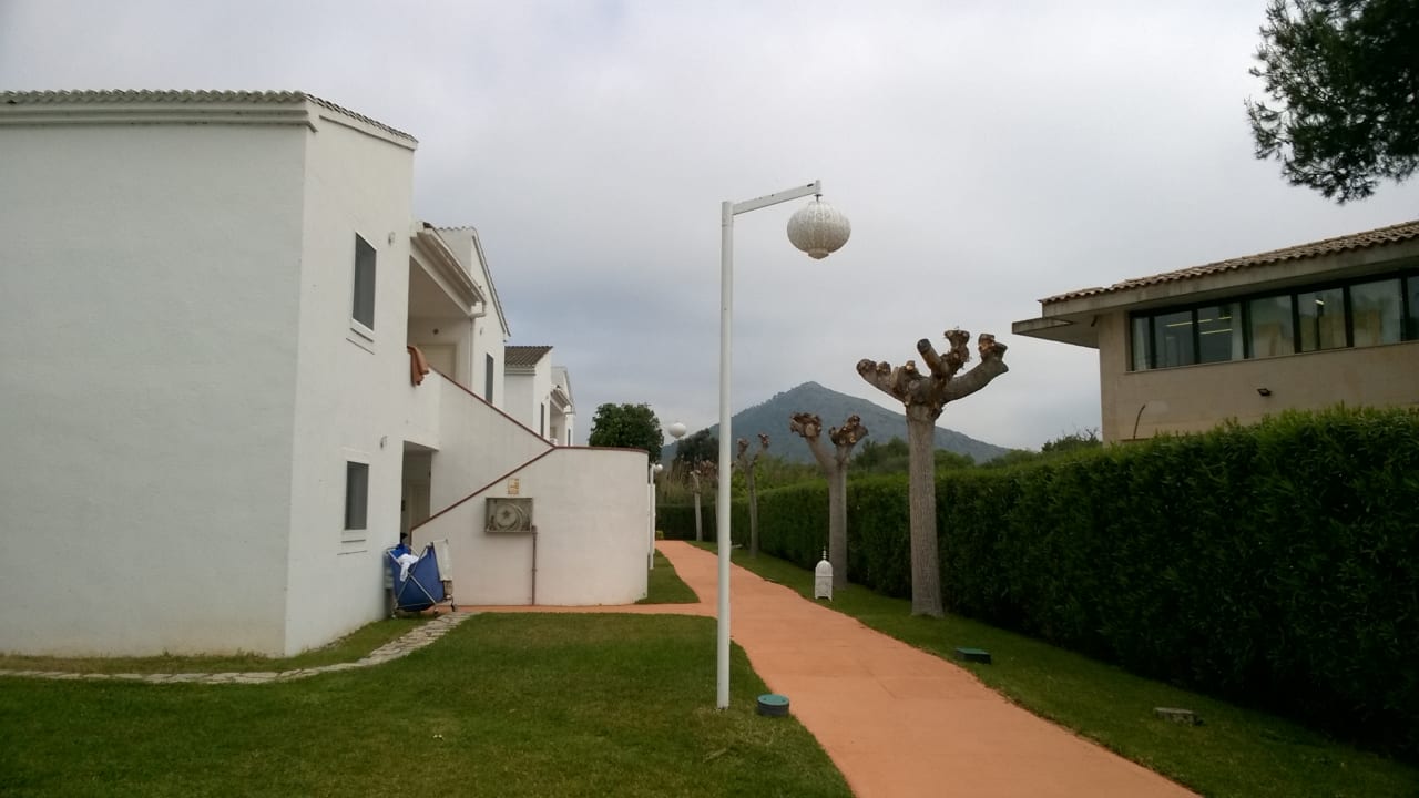 Weg zum Bungalow - rechts Blick auf das Hospital  Garden Saladina