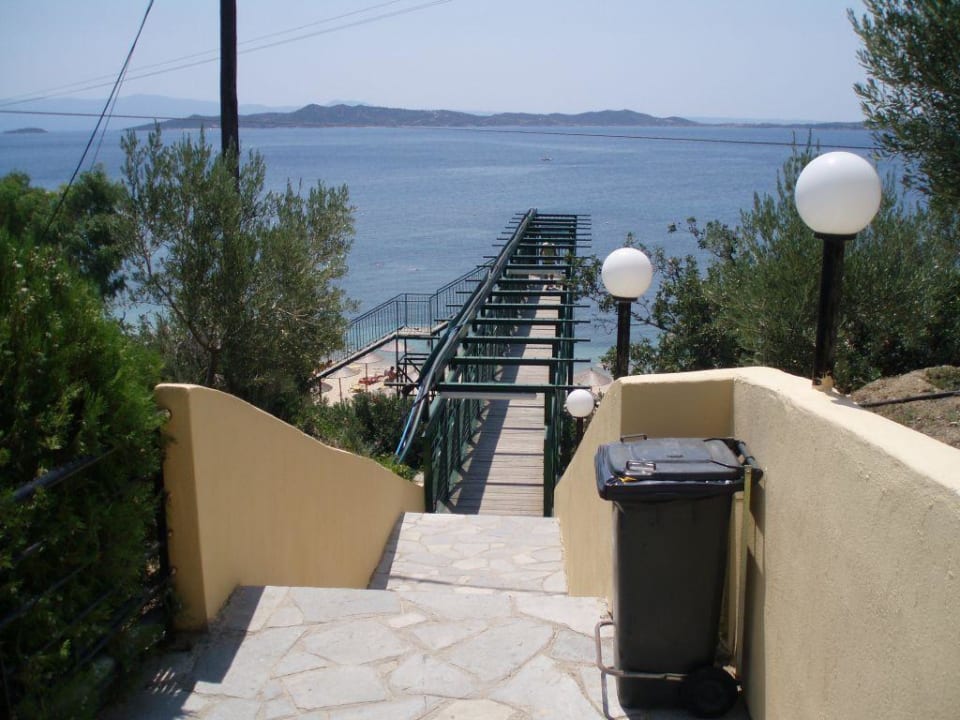 Weg zum Strand Akrathos Beach Hotel