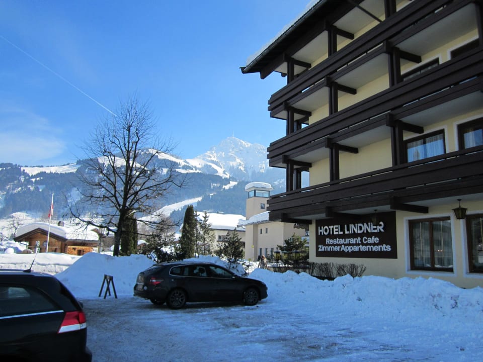 Parkplatz mit Kitzbüheler Horn im Hintergrund Hotel Lindner