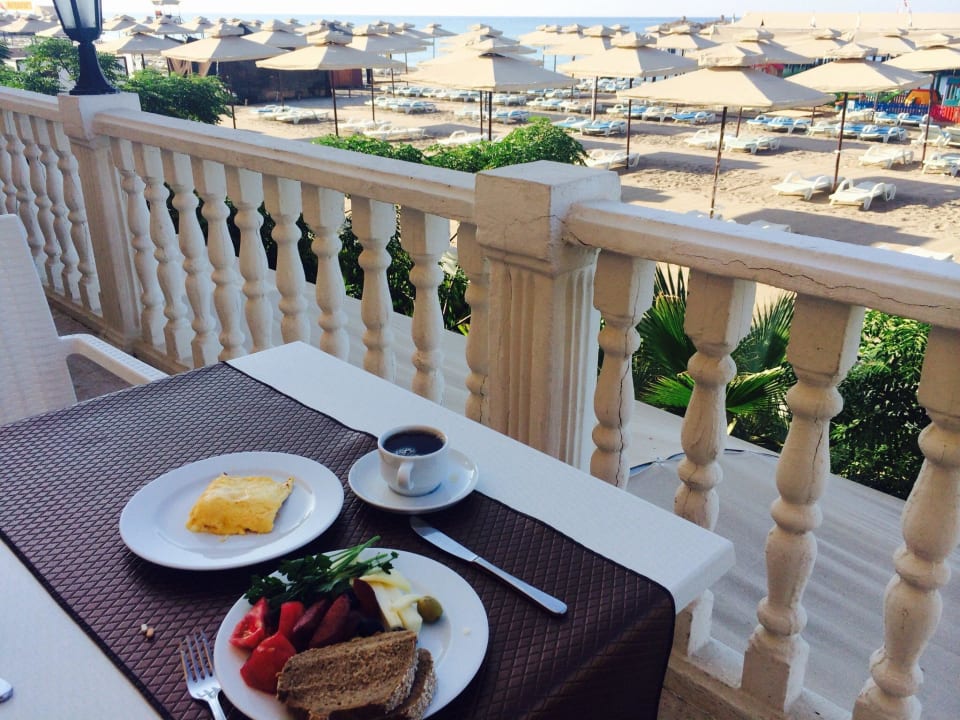 Blick vom Restaurant aus zum Strand beim Frühstück Hotel Club Nena