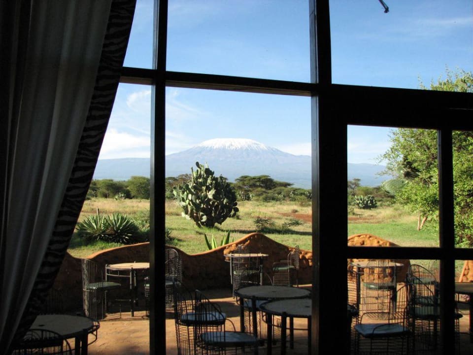 Blick beim Frühstück auf den Kilimanjaro Hotel Amboseli Sopa Lodge