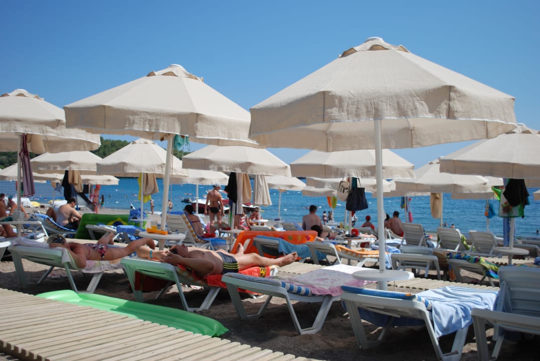Liegen am Strand Saphir Resort & Spa