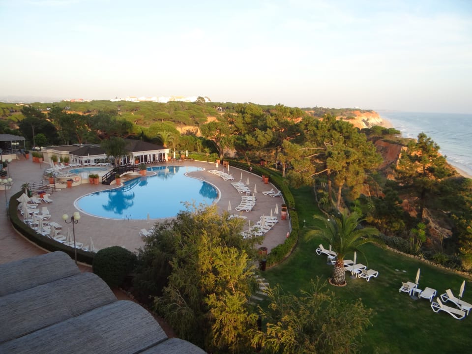 Pool und Blick auf die Steilküste PortoBay Falésia