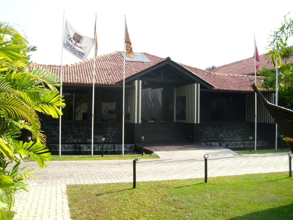 Eingangsbereich mit Wasserkaskade EKHO Surf