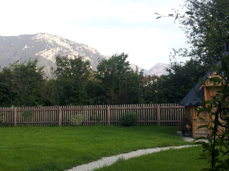 Garten mit Aussicht und Grillhütte Ferienwohnungen Bremora