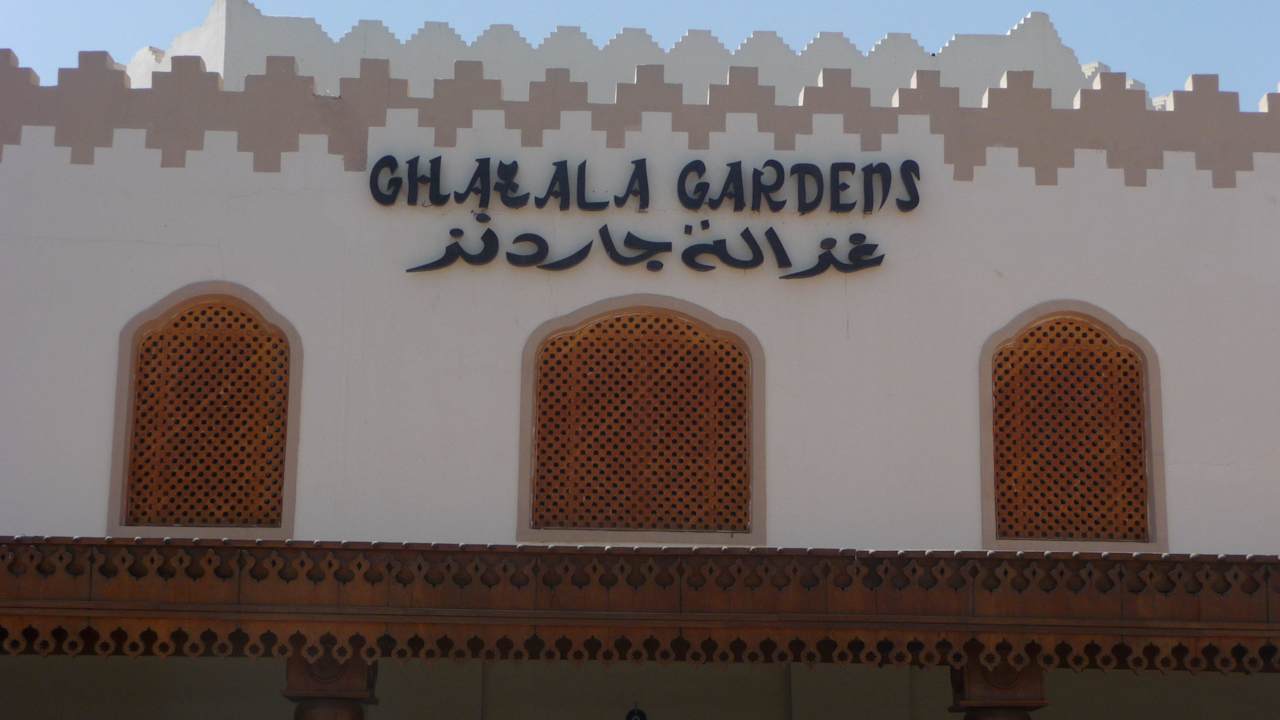 Vor dem Eingang Ghazala Gardens
