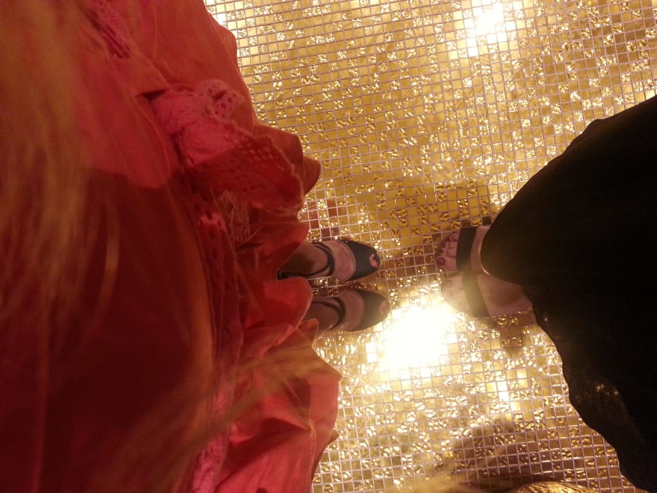 Das goldene WC Azura Deluxe Resort & Spa Hotel