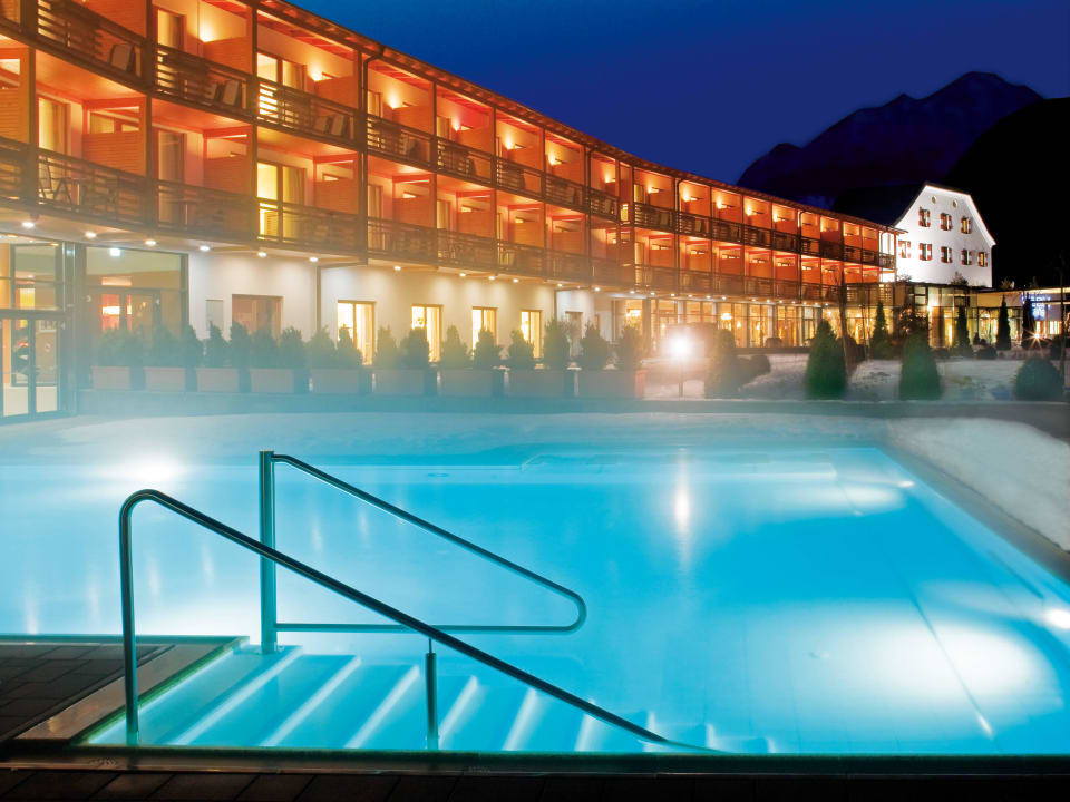 Aussenpool Nacht aja Fürstenhaus am Achensee