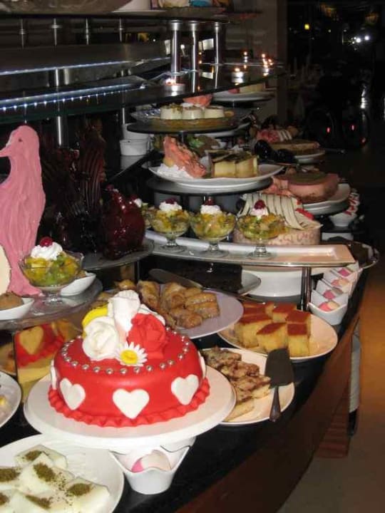 Buffet de pâtisserie le soir de la Saint Valentin Sunis Evren Beach Resort Hotel & Spa