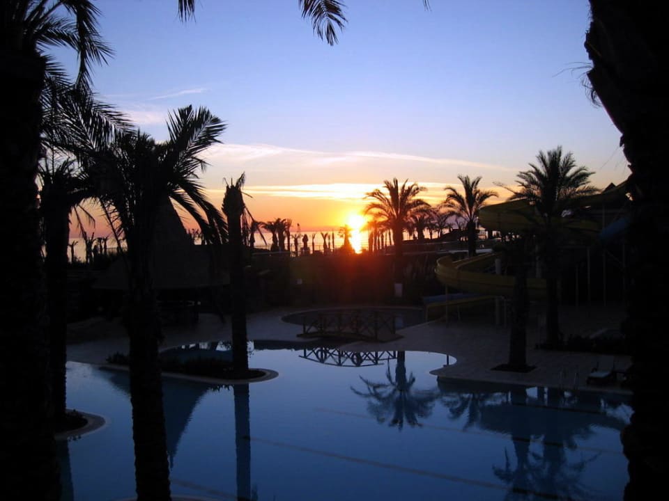 sonnenuntergang am Pool Dobedan Beach Resort Comfort