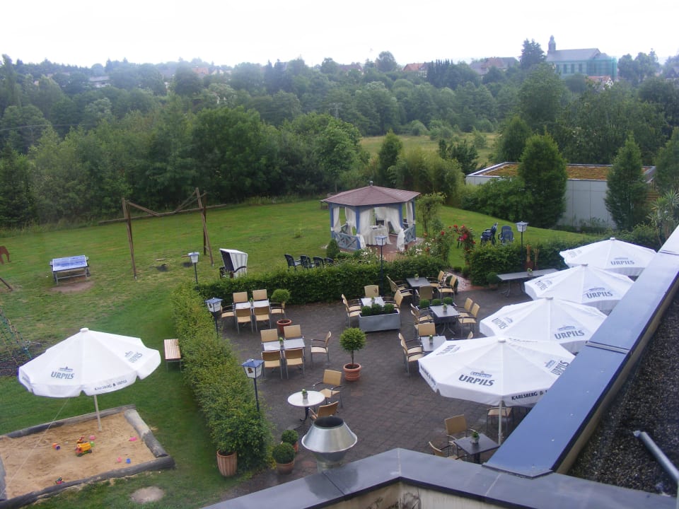 Garten mit Terrasse und Pavillon Parkhotel Weiskirchen