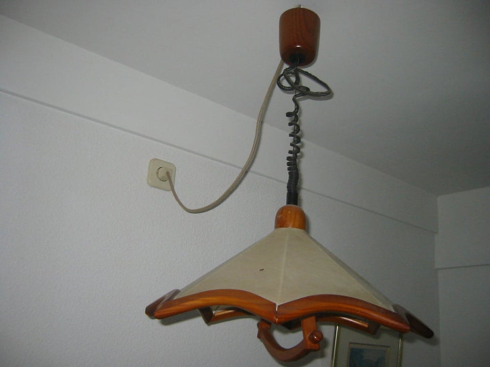 Lampe am Zimmer mit viel Staub drauf Club Simó Hotel by Senator