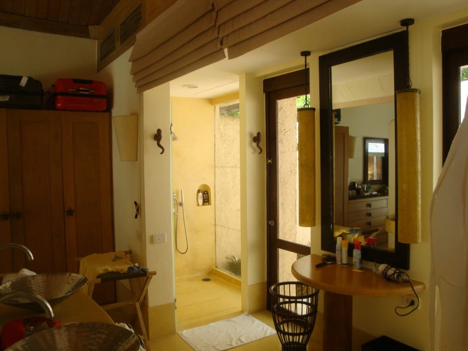 Badbereich mit Ausgang zur Außendusche Sheraton Hua Hin Pranburi Villas