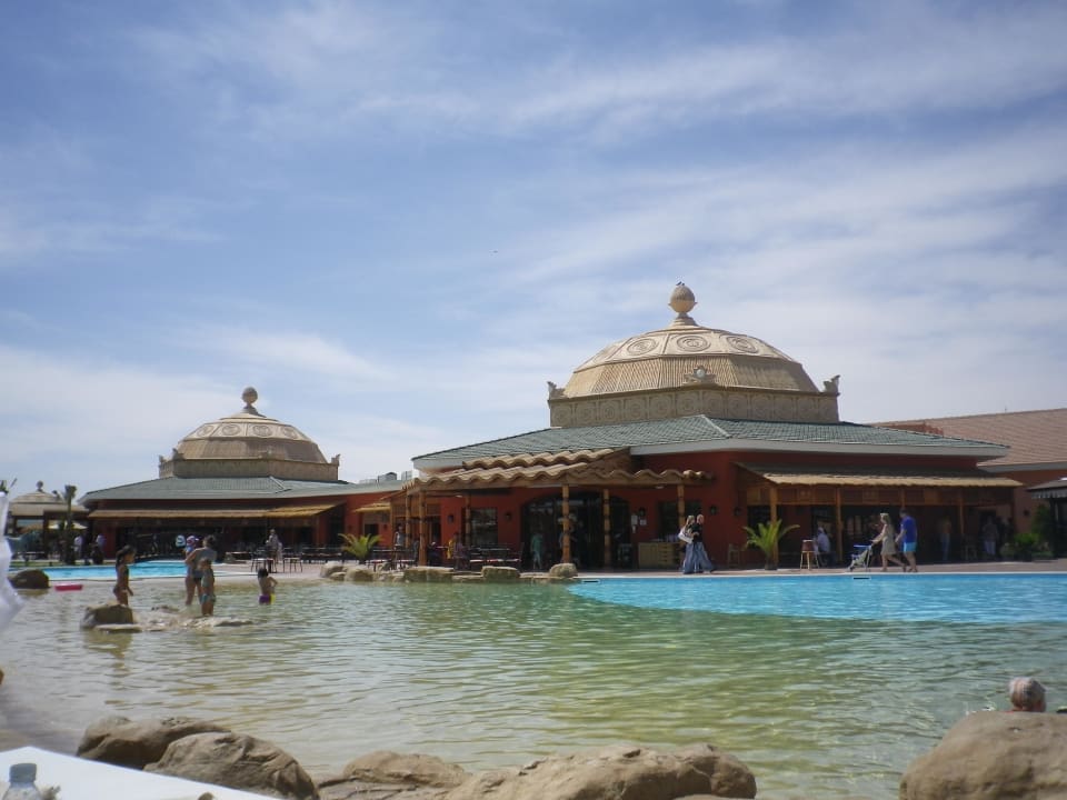 А так выглядят рестораны днем Pickalbatros Jungle Aqua Park Resort - Neverland Hurghada