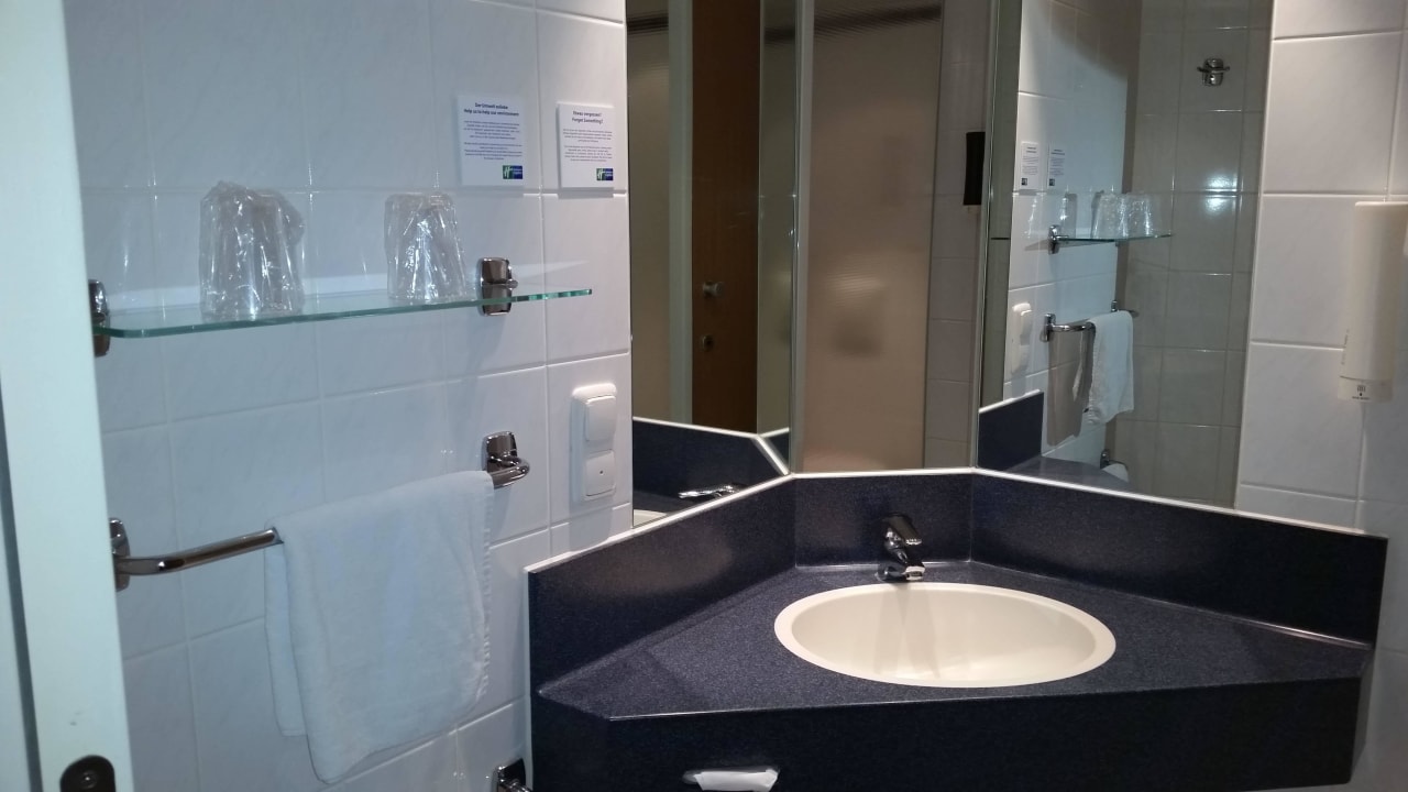 Bad in Zimmer 314 Holiday Inn Express Frankfurt - Airport