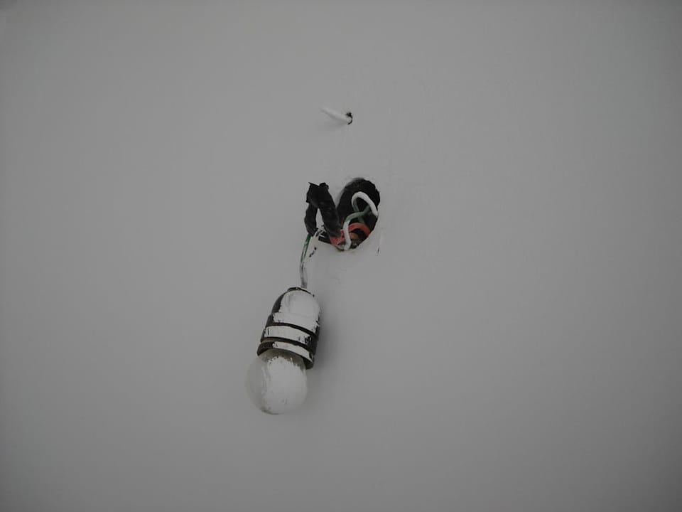 Oświetlenie na tarasie prowadzącym do pokoi Hotel Amarante Garden Palms Resort